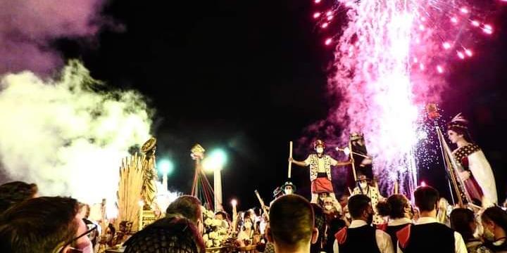 Sitges acomiada amb passió, la Festa Major en honor a Santa Tecla amb una cercavila intensa en sentiments 