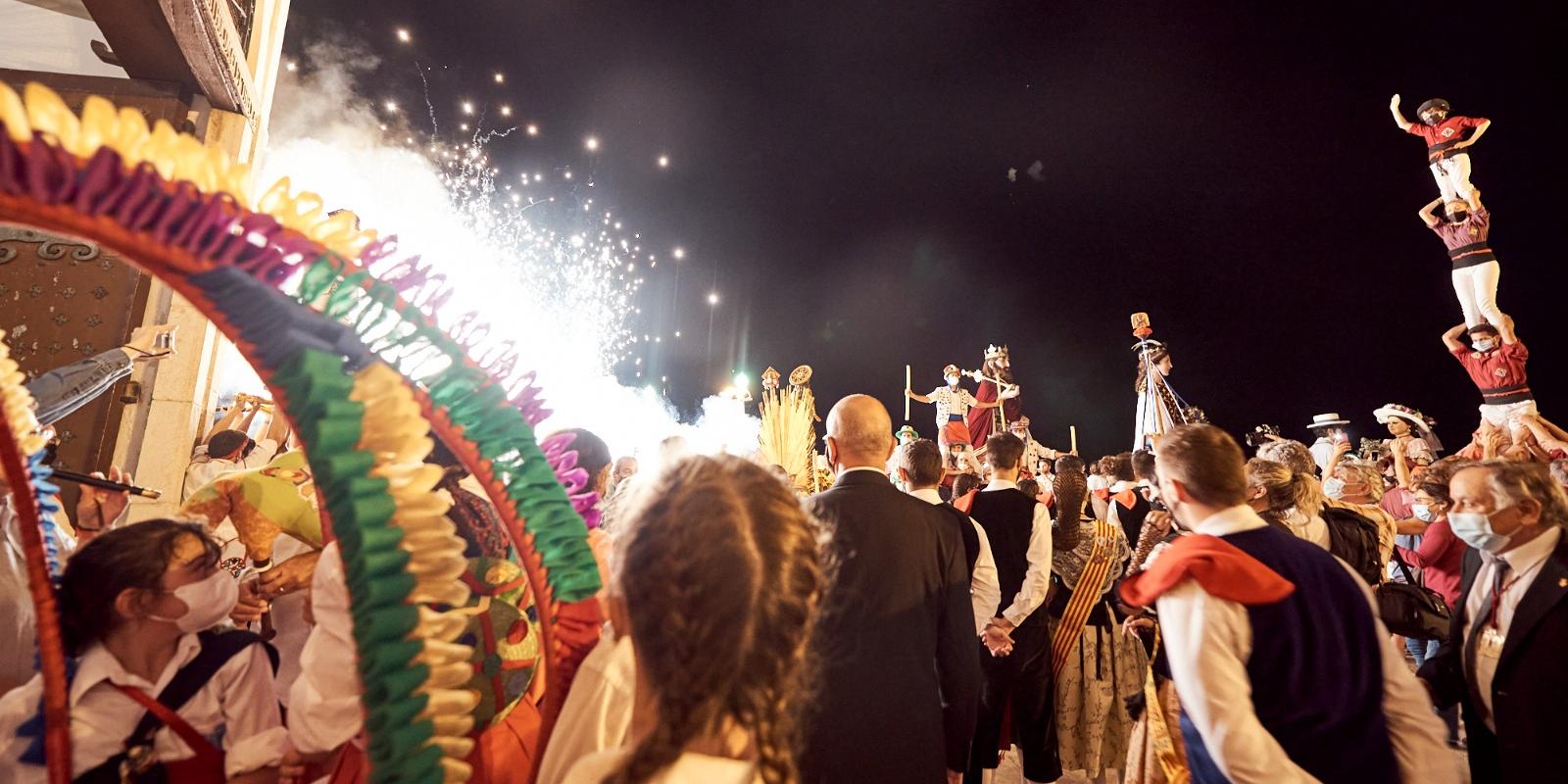 Sitges acomiada amb passió, la Festa Major en honor a Santa Tecla amb una cercavila intensa en sentiments 