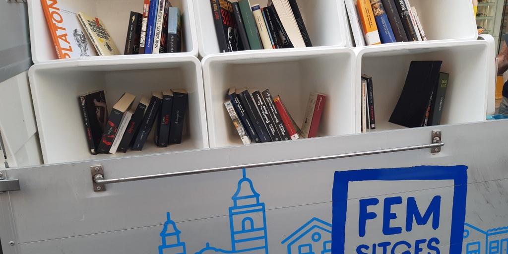La Book truck s’instal·la al Cap de la Vila amb els seus llibres per reutilitzar