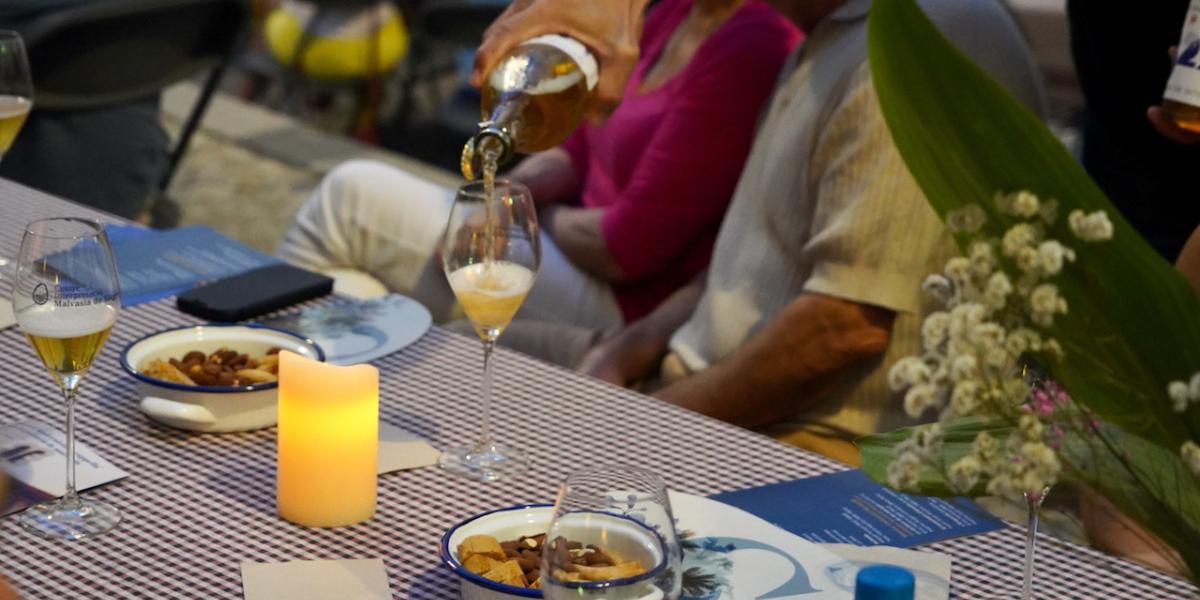 Maridatge de música i vins a la fresca · Sitgestiu 2025