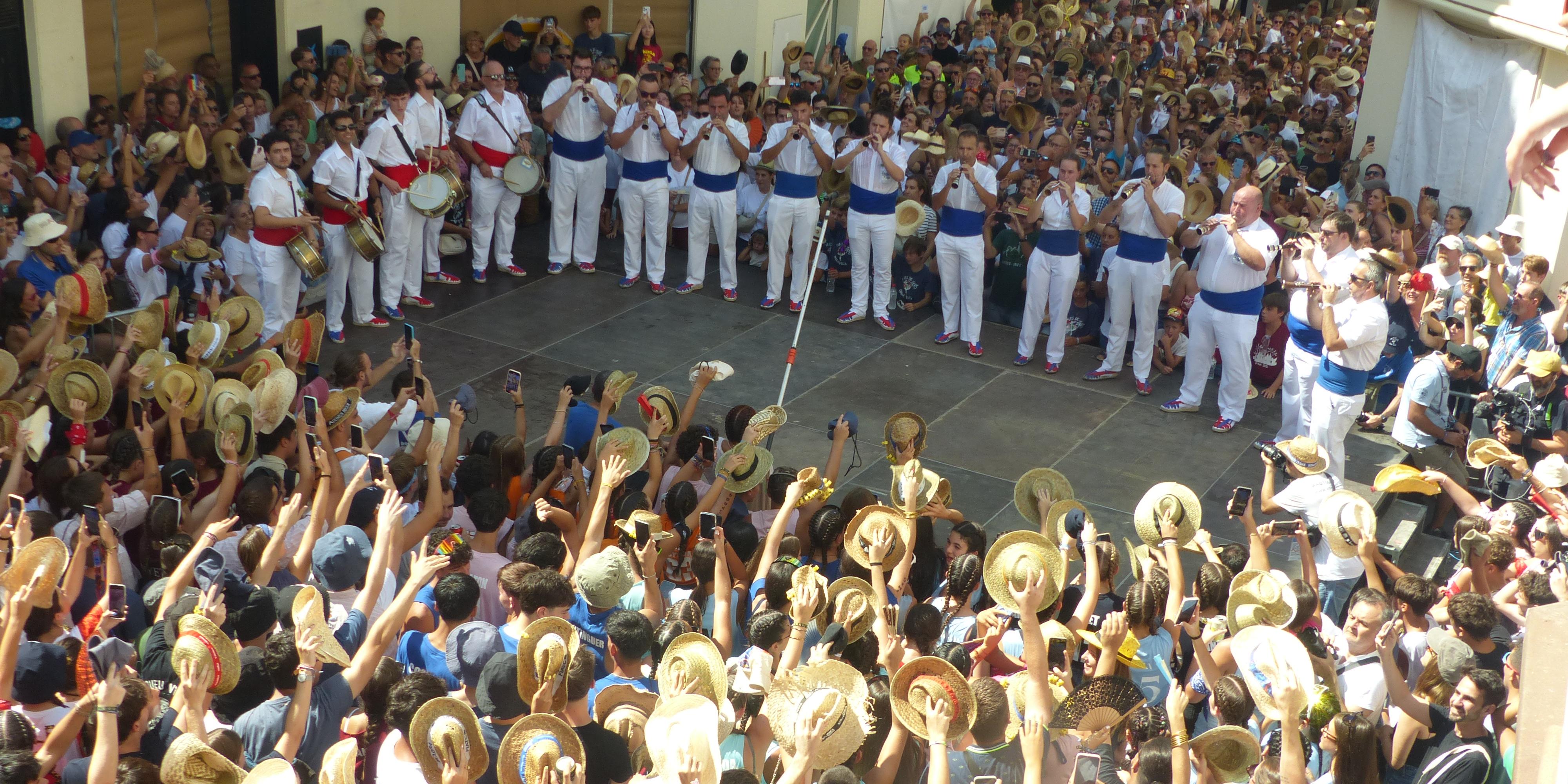 La Festa Major arrenca amb l’Entrada de grallers i la Sortida de les dues La Festa Major arrenca amb l’Entrada de grallers i la Sortida de les dues