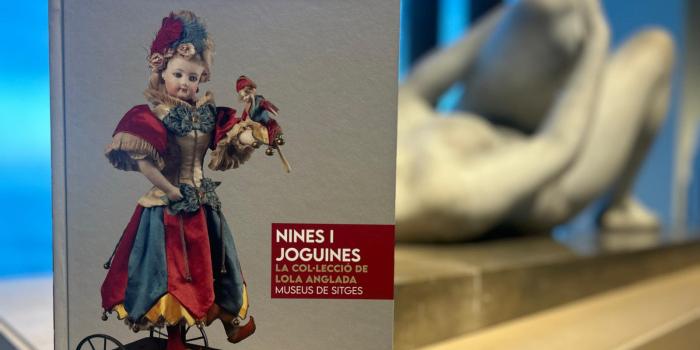 Els Museus de Sitges presenten l’esperat catàleg de la col·lecció de nines i joguines de Lola Anglada, un volum clau per a la recerca i la difusió patrimonial