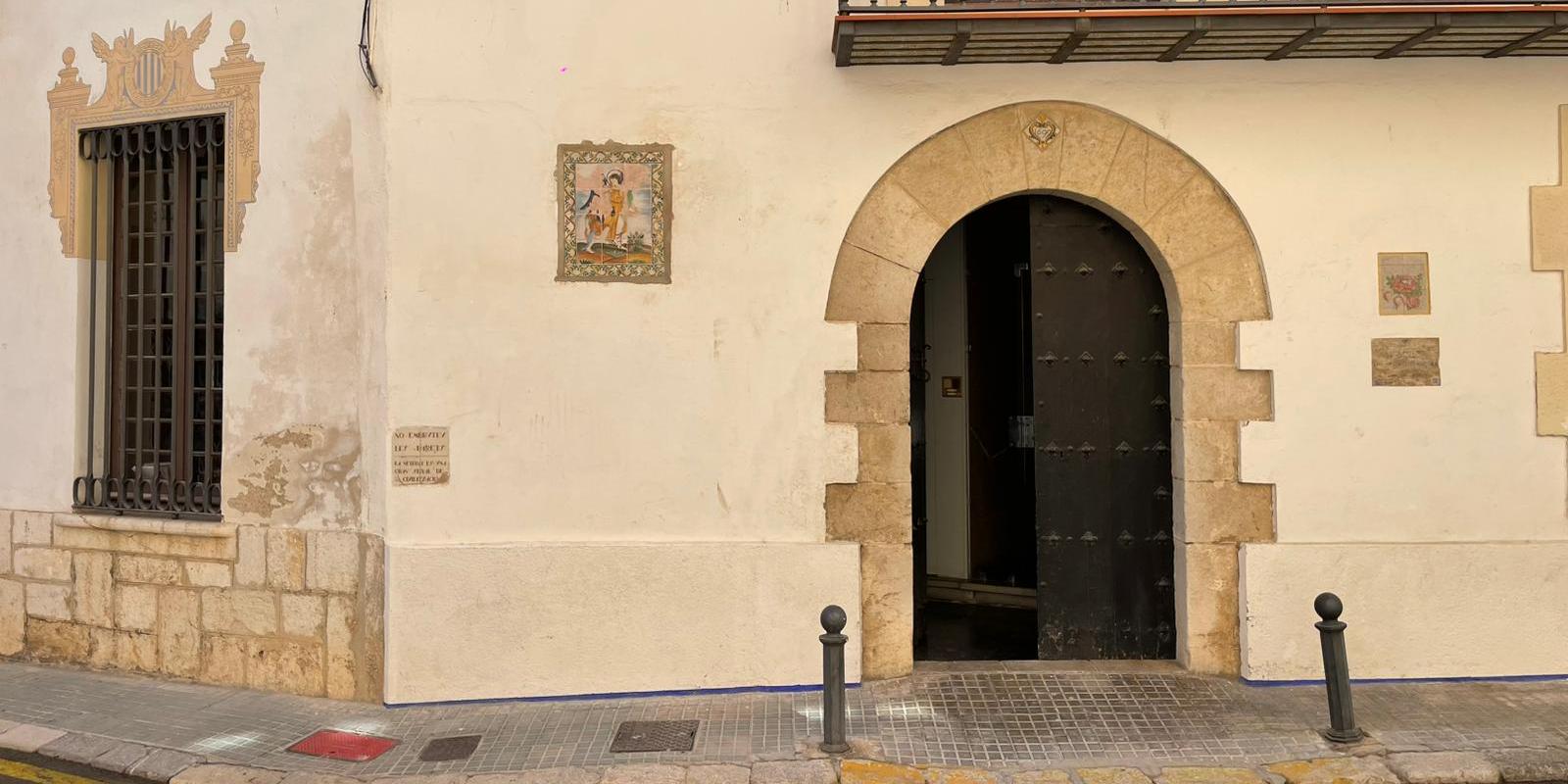 L’Ajuntament restaura el plafó de l’arcàngel Sant Rafael i Tobies