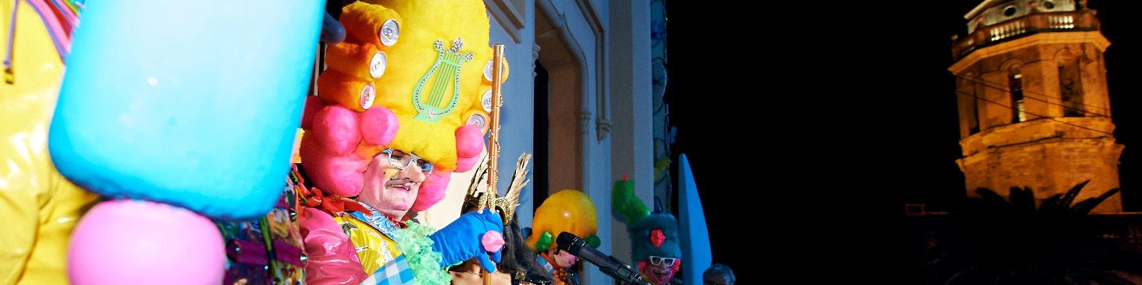 Sa Majestat Carnestoltes a punt de fer el Predicot